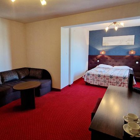 Pod Lipami Hotel Бистра Екстериор снимка