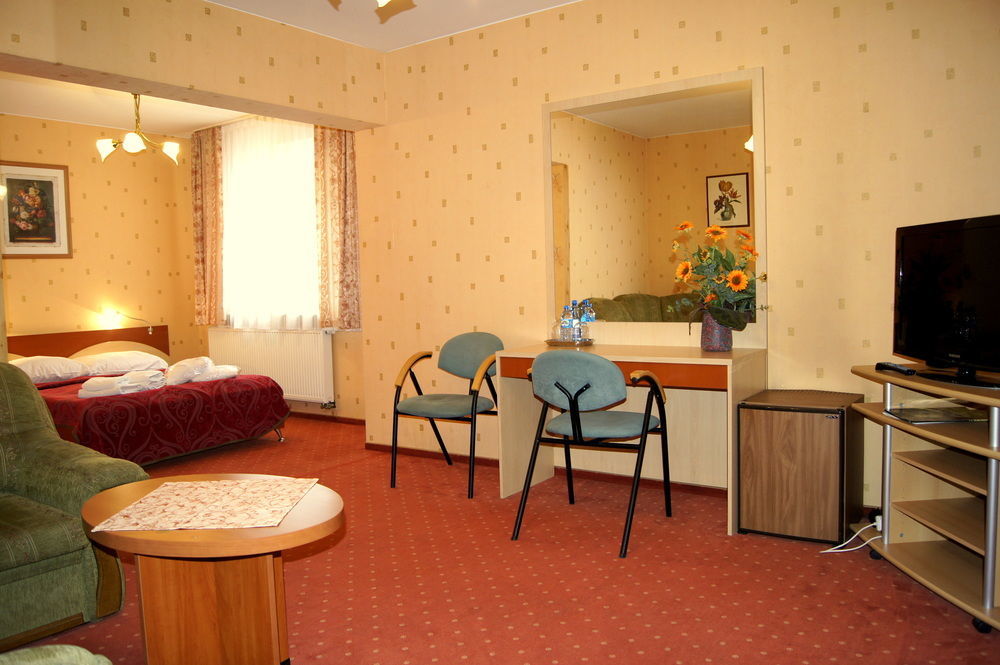 Pod Lipami Hotel Бистра Екстериор снимка