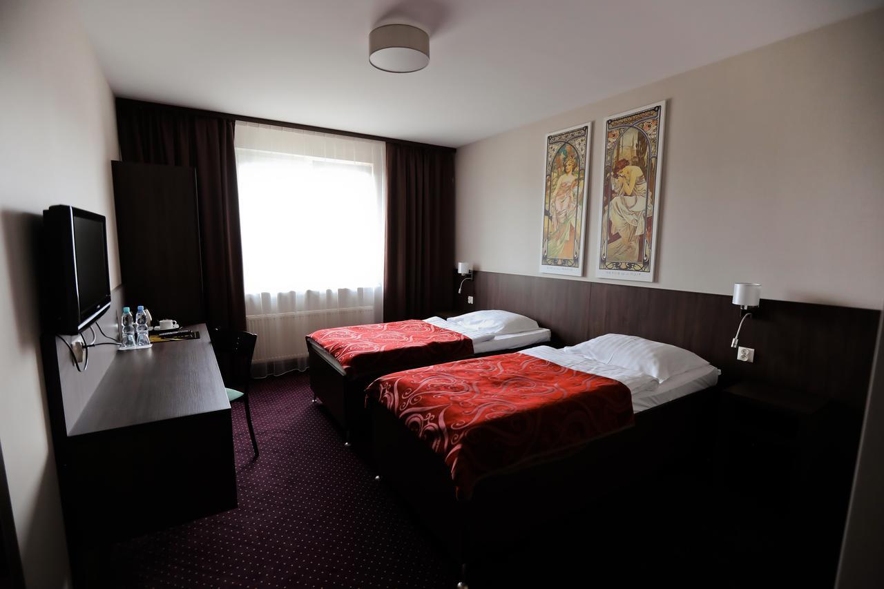 Pod Lipami Hotel Бистра Екстериор снимка