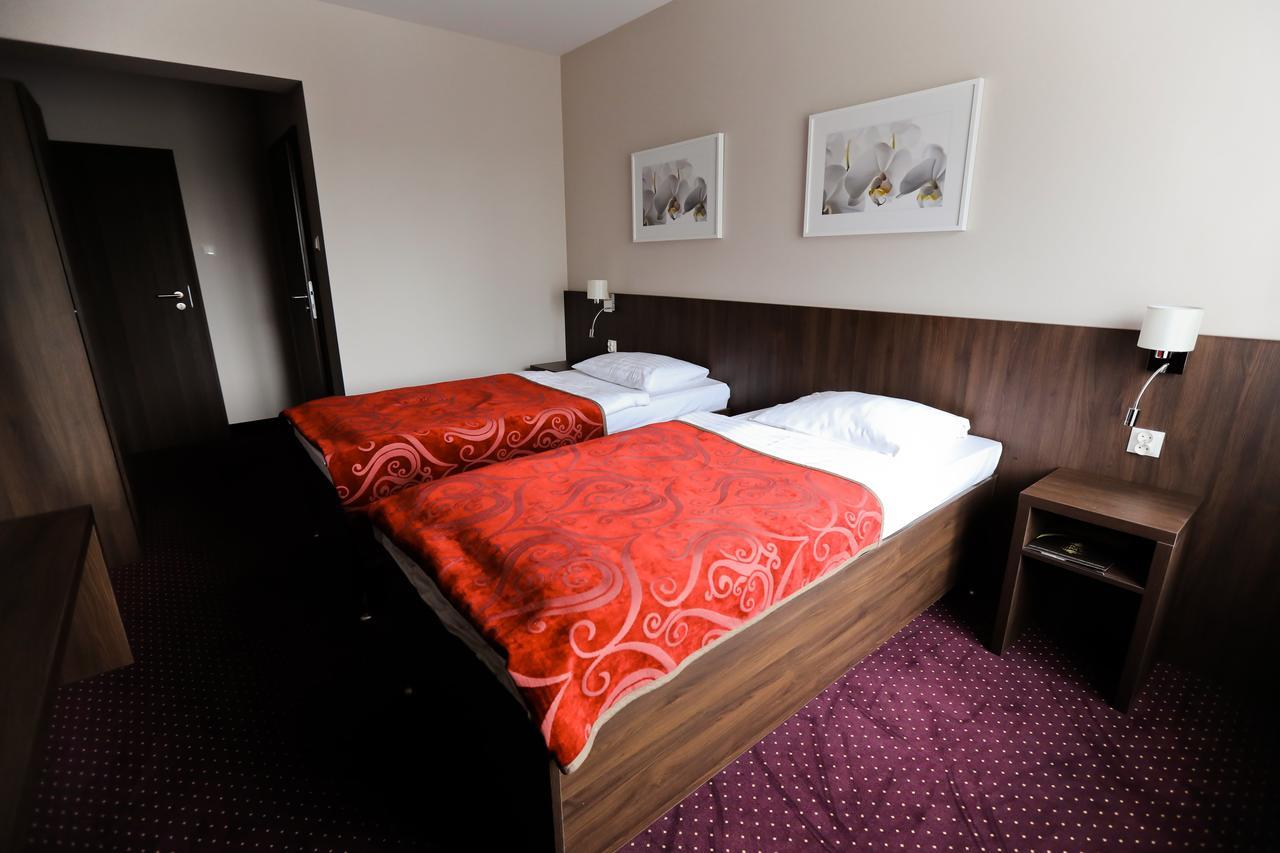 Pod Lipami Hotel Бистра Екстериор снимка