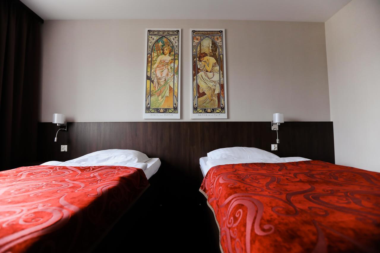 Pod Lipami Hotel Бистра Екстериор снимка