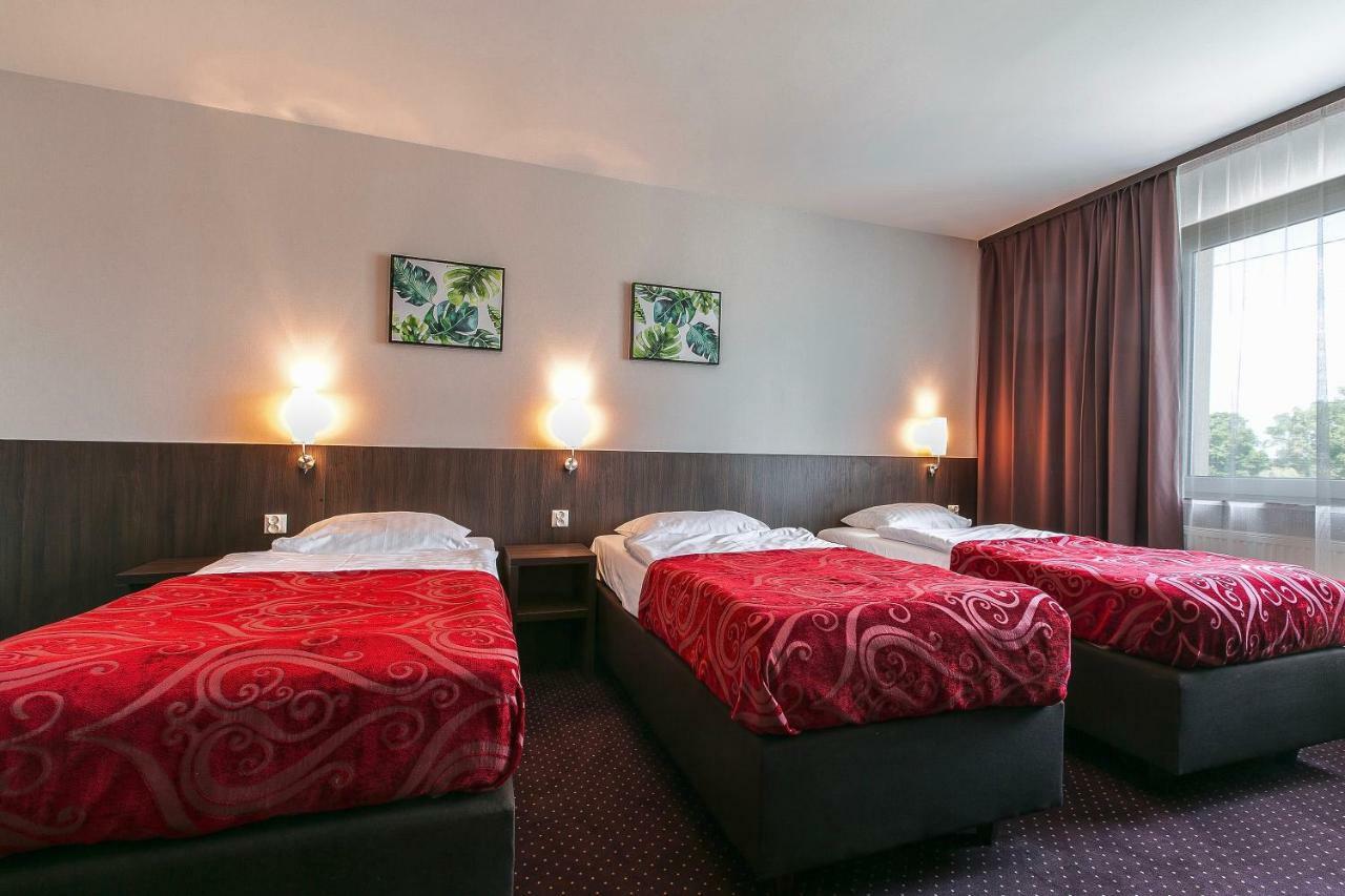 Pod Lipami Hotel Бистра Екстериор снимка