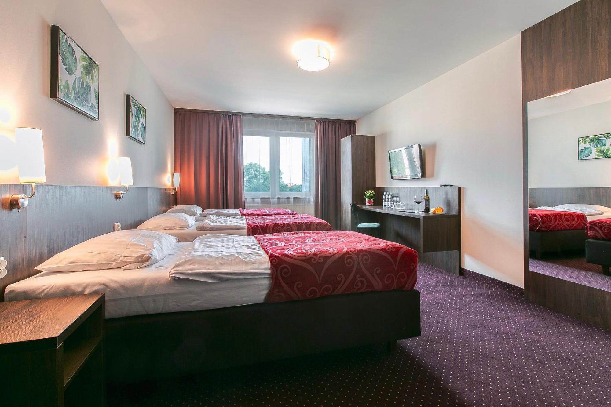 Pod Lipami Hotel Бистра Екстериор снимка