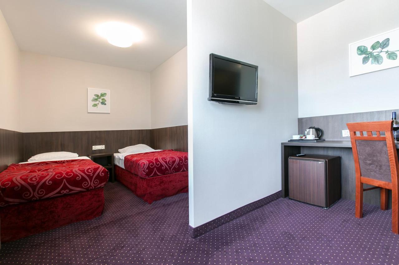 Pod Lipami Hotel Бистра Екстериор снимка